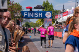 Dental Runners en Joep Vreeswijk Dental WaterTest komen over de finish Roparun Rotterdam